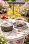 Preview: Elegante Porzellan Tasse im Blumen-Design mit Geschenkbox auf der Frühlings-Terrasse – perfekte Geschenkidee