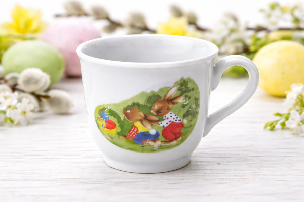 Porzellan Kinder-Tasse mit Osterhasenmotiv – Detailansicht der Tasse aus dem Kinder Ostergedeck von Schirnding