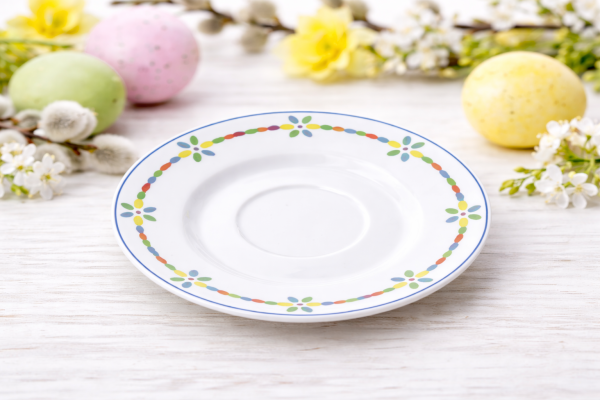 Porzellan Unterteller mit buntem Frühlingsrand – Detailbild aus dem Kinder Ostergedeck mit Hasenmotiv